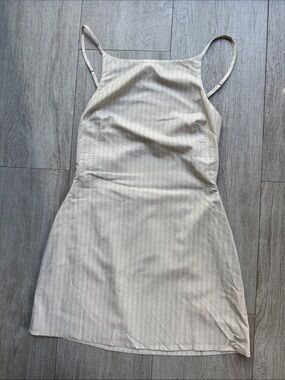 NWT SEVEN WONDERS
HEATHER MINI DRESS - STONE PINSTRIPE Cutout Size Medium fits 6